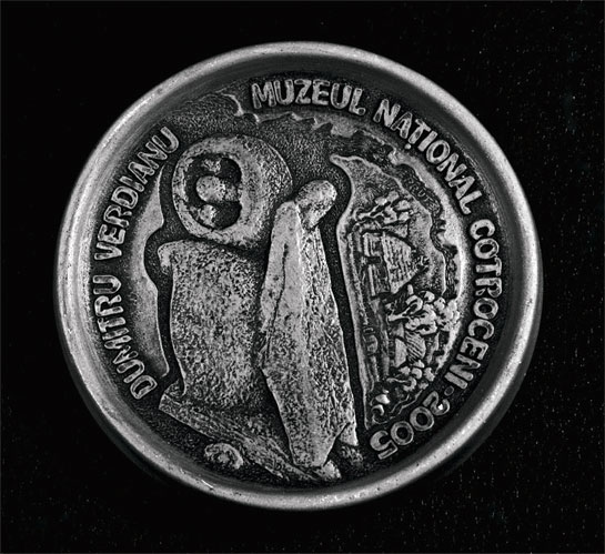 Medal by the sculptor-ceramist Petro Melniciuk issued with the occasion of Dumitru Verdianu's exhibition at the Cotroceni National Museum Bucharest, 2005. It was issued in 100 copies and has as theme "Balance"