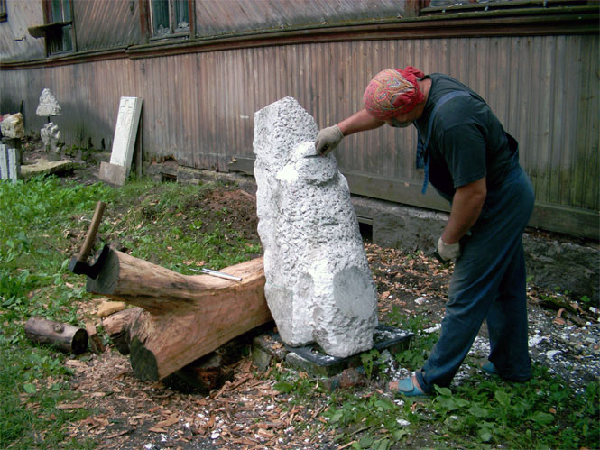 Dumitru Verdianu working in the garden of his atelier / Saint Petersburg, Russia, 2004