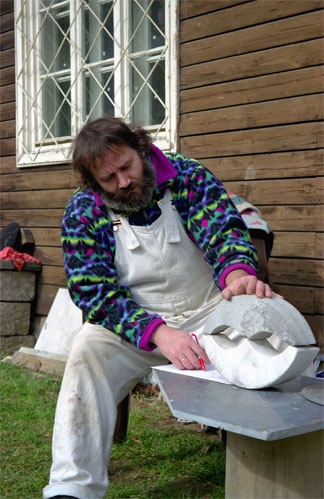 Dumitru Verdianu working in the garden of his atelier / Vienna, Austria, 2003