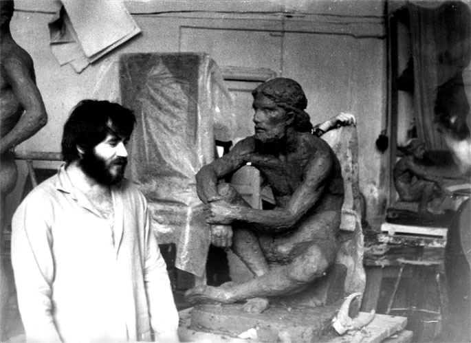 The student Dumitru Verdianu in the atelier of the Academy of Fine Arts / Saint Petersburg, Russia, 1981