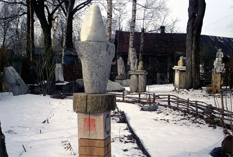 œuvres displayed in the garden of the atelier in Saint Petersburg