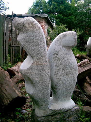 œuvres displayed in the garden of the atelier in Saint Petersburg
