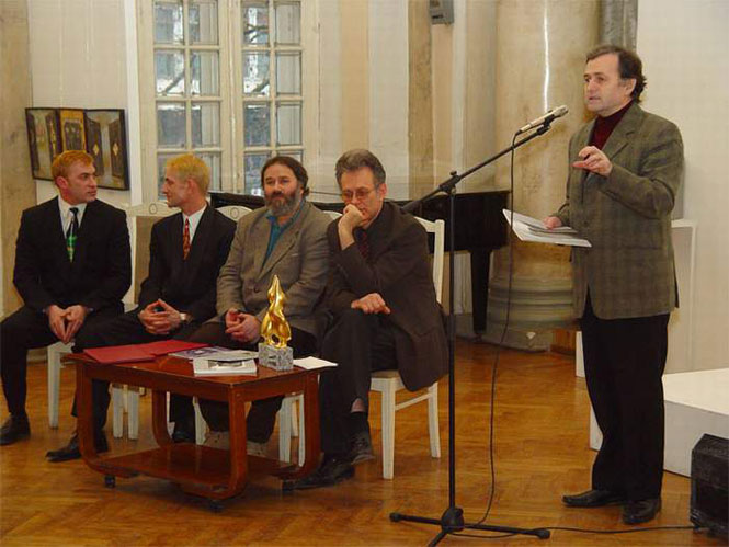 The actor and sculptor Valeriu Bitca, the actor Igor Lamba, Dumitru Verdianu, the director of the National Museum of Moldova Tudor Zbarnea and the poet Ion Hadirca during his speech