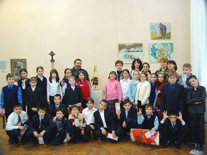 Children visiting the exhibition of Dumitru Verdianu