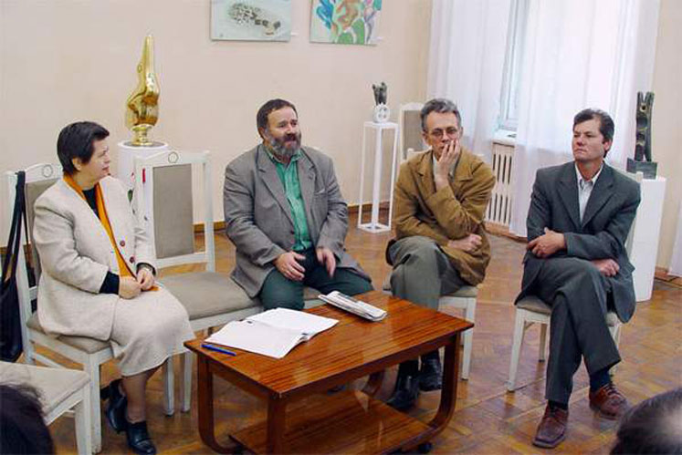 The journalist Emilia Ghetu, Dumitru Verdianu, the director of the Museum Tudor Zbarnea and the sculptor Ion Zderciuc