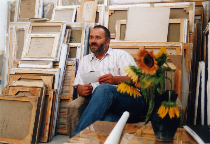 Dumitru Verdianu in the atelier of his friend, the painter Mihai Tarus / Chisinau, Moldova, 2004