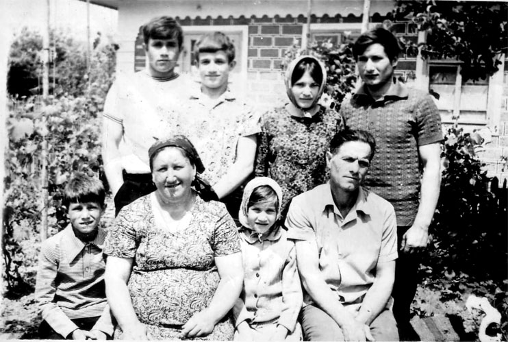 The Verdianu Family / Father Alexei, sister Svetlana, mother Aniuta, brother Vasile, brother Nicolae, Nina (Nicolae’s wife), brother Constantin and the artist Dumitru / Ungheni, Moldova, 1975