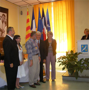The sculptor Dumitru Verdianu receiving the Gold Medal for Sculpture